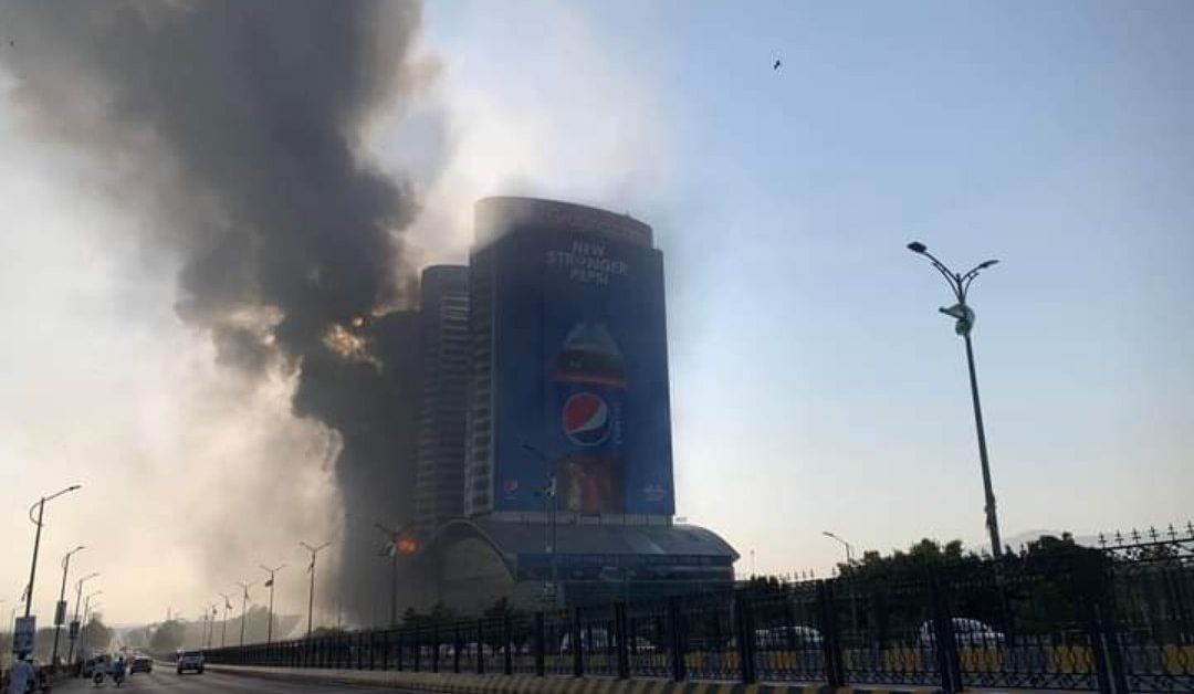 Голям пожар избухна в търговски център в Пакистан. За щастие,