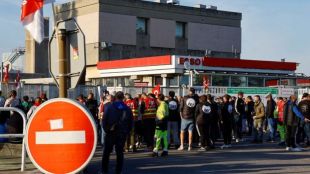 Френското правителство втвърди тона след продължаващите стачки в петролните рафинерии