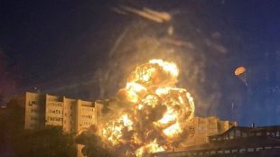 Пълен самолет се заби в жилищна сграда в руския град
