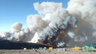 Стотици пожарникари се борят с огнена стихия на най високият връх
