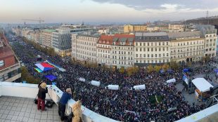 Многолюдна демонстрация срещу популизма и екстремизма се състоя в центъра