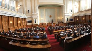 Депутатите започнаха днешното пленарно заседание със спор по седмичната си