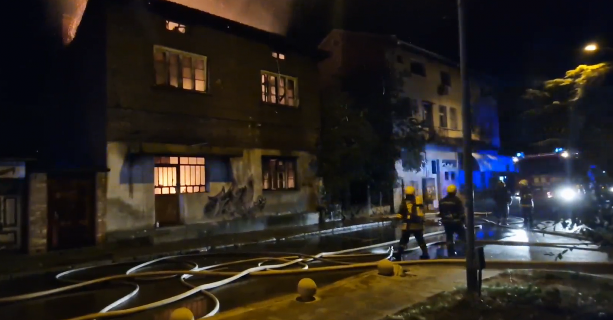 Пожар избухна в къща в центъра на Казанлък. Огнената стихия