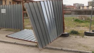 Силният вятър в София днес нанесе поражения по строителни обекти