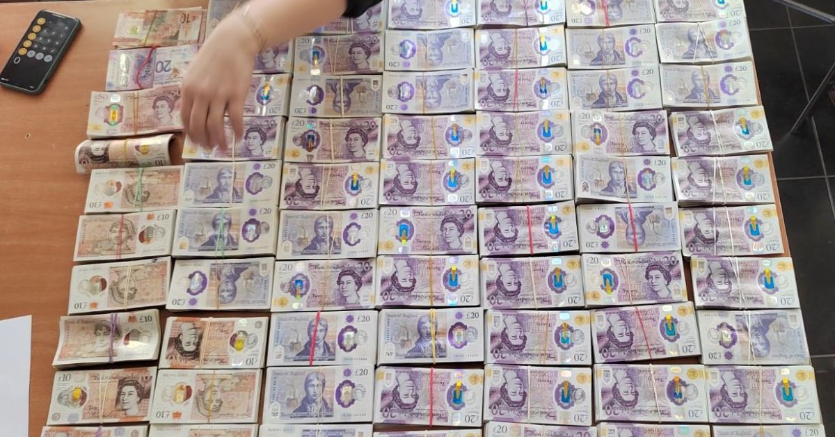 Митнически служители откриха недекларирана валута за над 280 000 лева