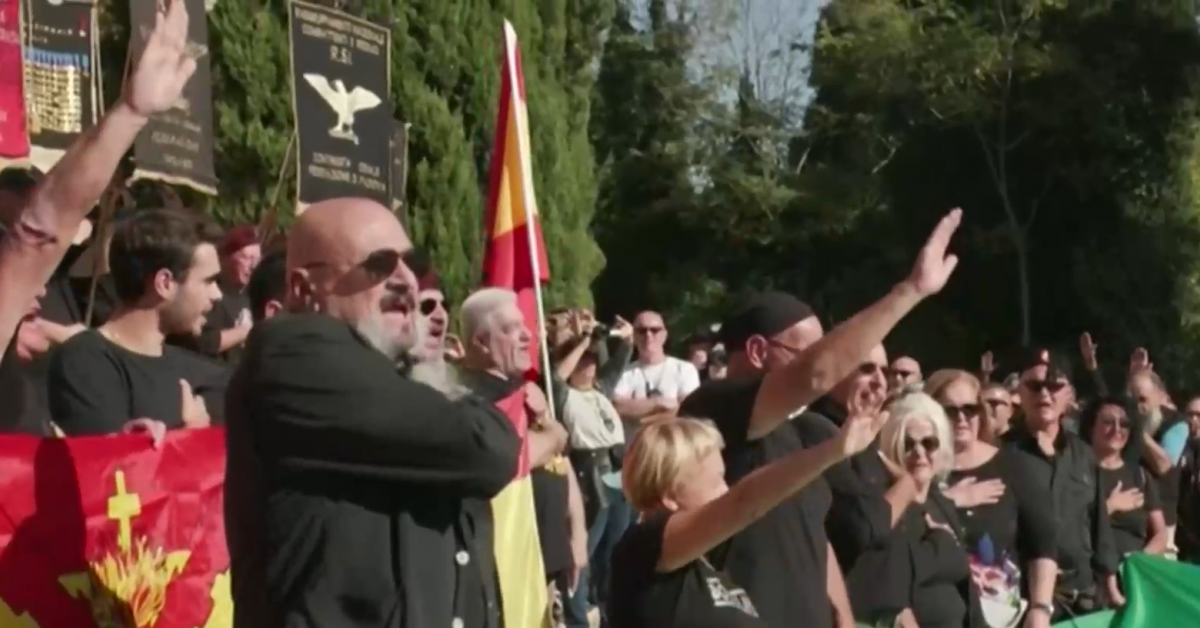 Хиляди неофашисти организираха поход в Италия. Те се събраха в