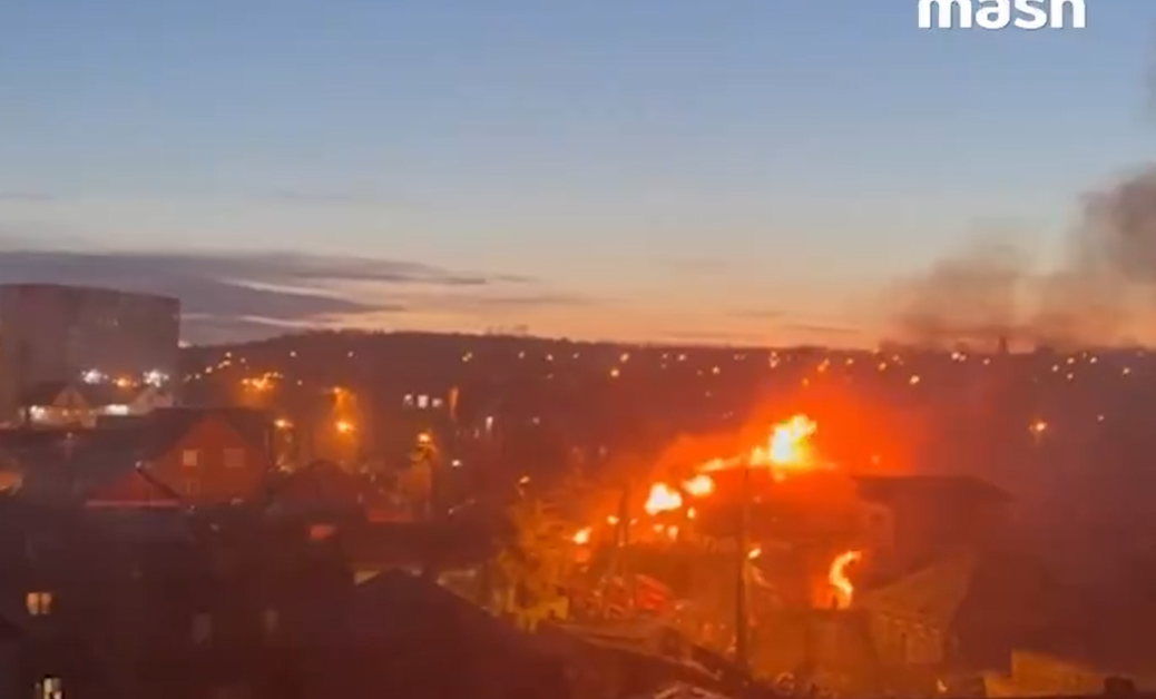 Руски военен самолет падна върху двуетажна къща в сибирския град