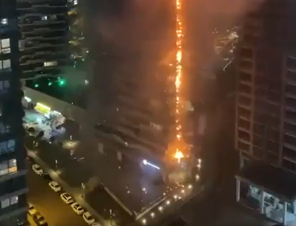 Небостъргач пламна в Истанбул. Това стана ясно от кадри, публикувани