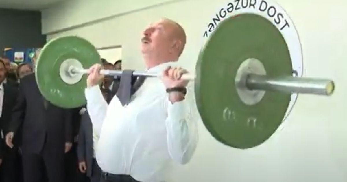 Азербайджанския президент Илхам Алиев демонстрира сила, вдигайки 20-килограмова щанга. Държавният