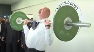 Азербайджанския президент Илхам Алиев демонстрира сила вдигайки 20 килограмова щанга Държавният