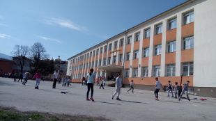940 училища и детски градини са получили финансиране за площадки