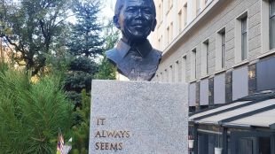 Откриха паметник в чест на световния емблематичен лидер Нелсън Мандела