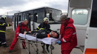 Над 80 пожарникари спасители полицаи медици от спешната помощ доброволци
