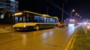 Пиян шофьор на автомобил се блъсна в автобус на градския