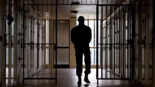 Група от около 200 служители в затворите в страната внасят