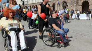 Хора с увреждания излязоха на протест пред Министерския съвет заради