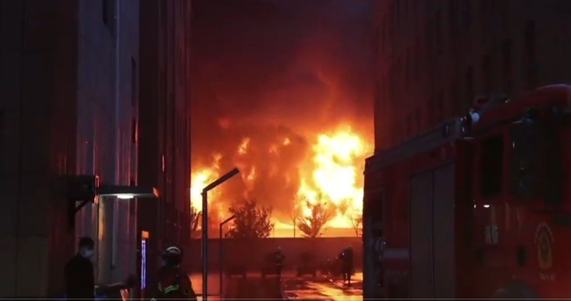 Най-малко 36 души загинаха при пожар в китайски завод, предаде