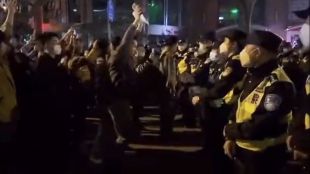 След дни на сблъсъци между протестиращи и полиция властите