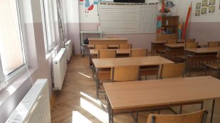 Много училища и детски градини са заплашени от дървени ваканции