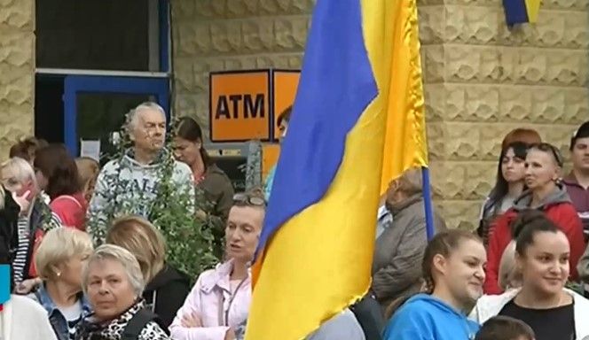 Украински бежанци излязоха на протест.Стотици се събраха в курорта Златни