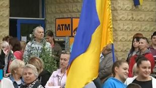 Украински бежанци излязоха на протест Стотици се събраха в курорта Златни