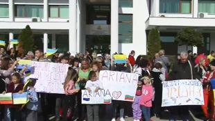 Украински бежанци протестират в Приморско Поводът за това е преместването