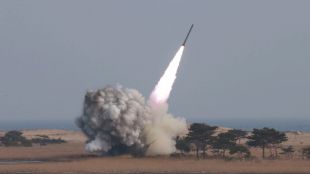 Северна Корея е изстреляла три балистични ракети които са се