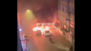 Най малко два автомобила изгоряха в квартал Фатих в Истанбул За