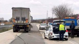 Шофьор на камион се блъсна в полицейска патрулка на магистрала