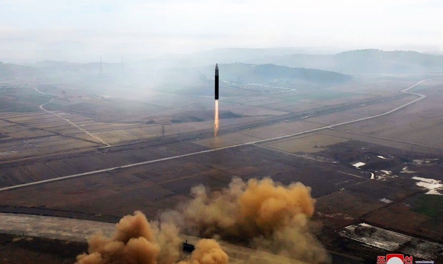 Северна Корея изстреля днес балистична ракета с голям обсег към