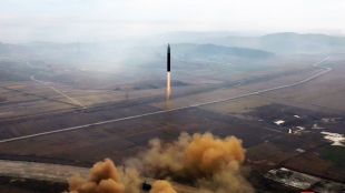 Северна Корея изстреля най малко една балистична ракета край източното