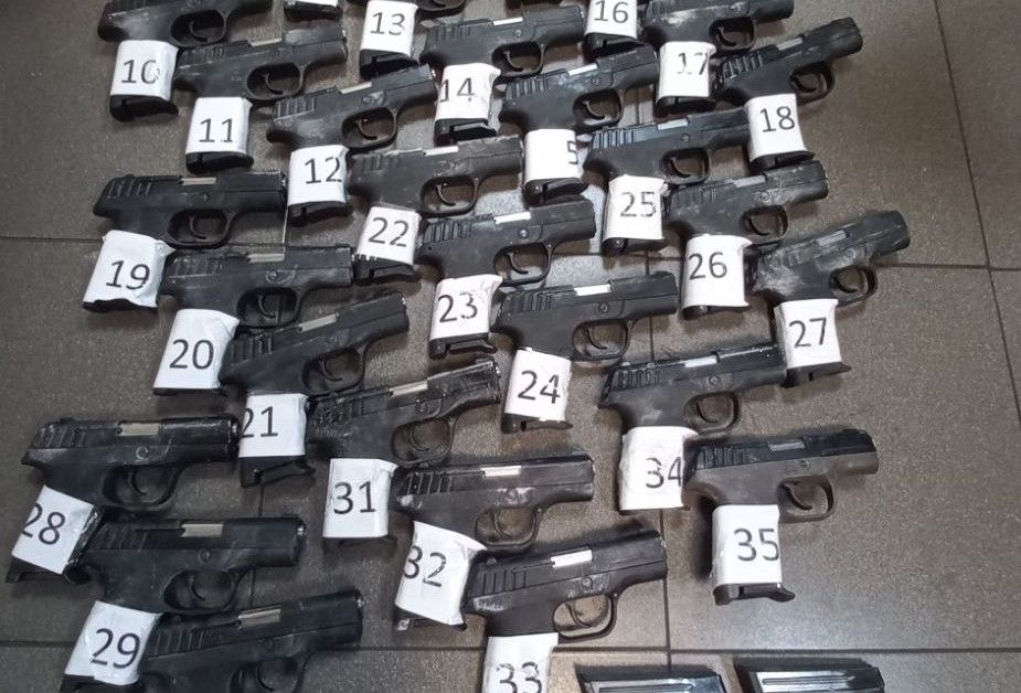 Митническите служители откриха 35 контрабандни пистолета и четири празни пълнителя