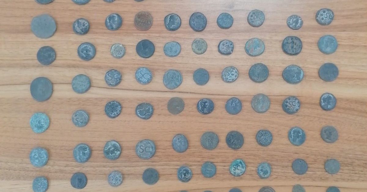 Митнически служители задържаха контрабандно пренасяни 372 старинни монети при проверка