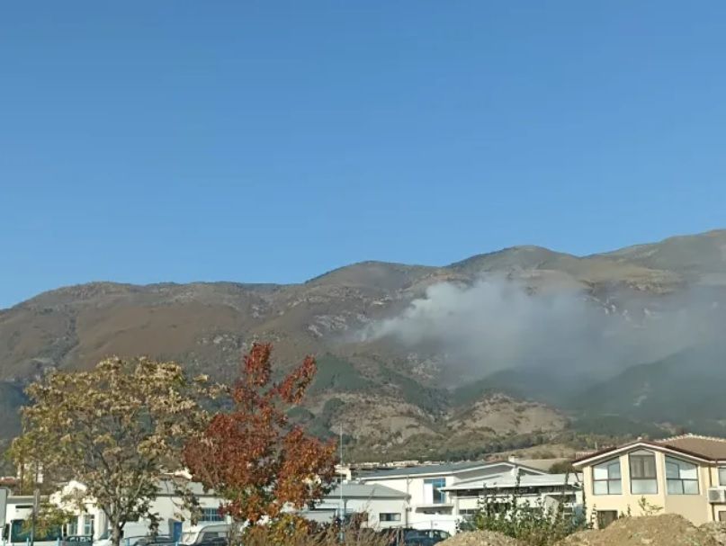 Пожар гори в Стара планина над Карлово. Огънят е в