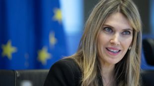 Ева Кайли която бе отстранена от длъжността заместник председателка на Европейския