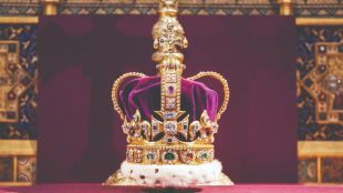 Изнесена е от Тауър в пълна секретностИсторическата корона на Свети