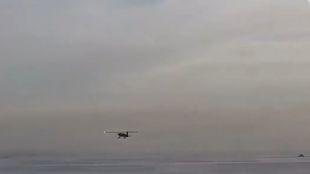 Двама души са в болницаМалък едномоторен самолет падна на плажа