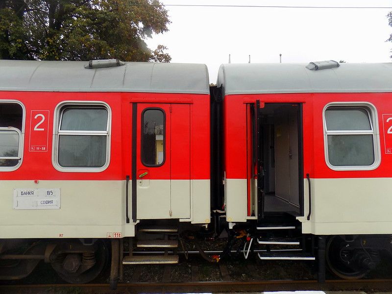 Шестима нелегални мигранти са свалени от влаковата композиция Бургас-София.Началник влакът