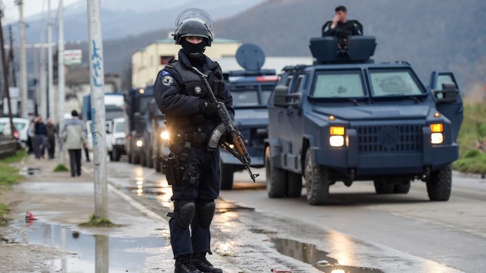 Един полицай е бил ранен снощи в Косовска Митровица, след