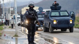 Един полицай е бил ранен снощи в Косовска Митровица след