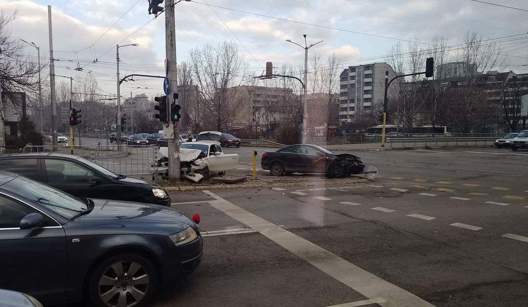 Челен сблъсък между две коли е станал на кръстовището между