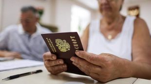 Около 300 000 украинци са поучили руски паспорти от началото