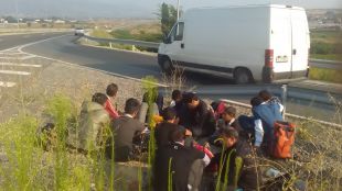 37 нелегални мигранти са заловени на второкласния път между градовете