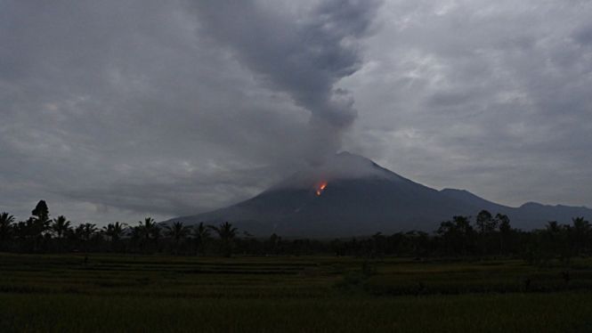 Вулканът Семеру на индонезийския остров Ява започна да изригва рано