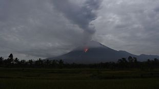 Вулканът Семеру в Индонезия започна да изригва