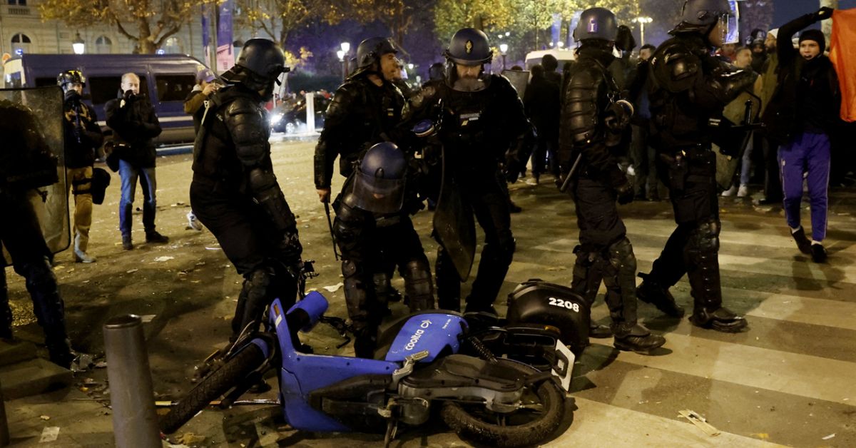 Сблъсъци избухнаха между футболни запалянковци и полицаи на парижкия булевард