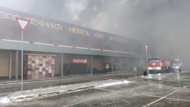 Огромен пожар избухна в строителен хипермаркет в московското предградие Балашиха.