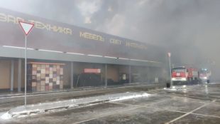 Огромен пожар избухна в строителен хипермаркет в московското предградие Балашиха