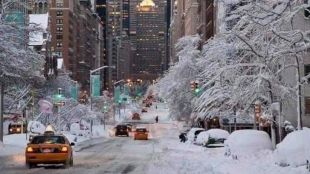 Транспортен хаос и снежни бури продължават да владеят САЩ Близо