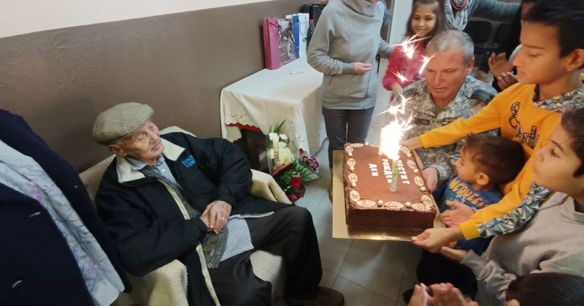 Достолепните 101 години отпразнува в четвъртък редник Никола Пенчев, ветеран